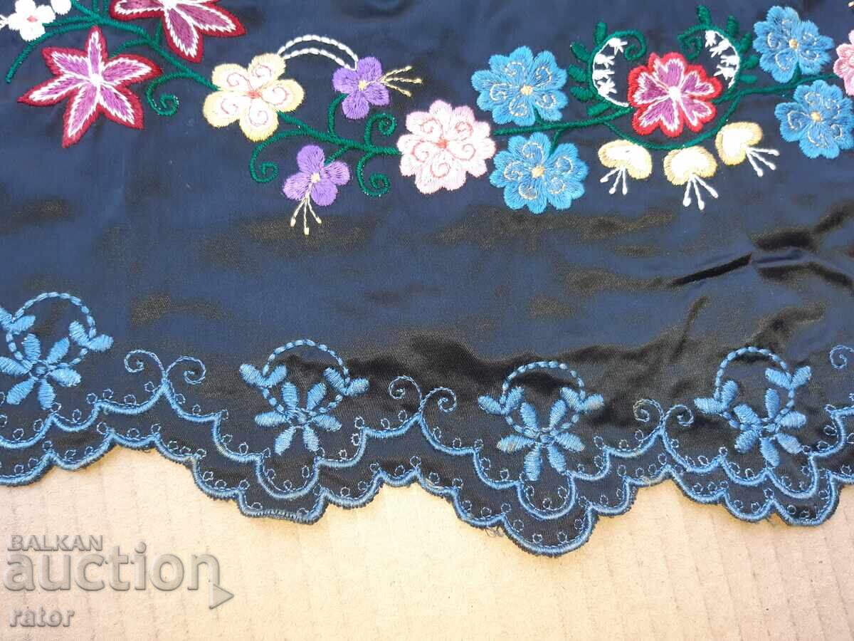 Ποδιά με πολύ κέντημα, παραδοσιακή φορεσιά - 6