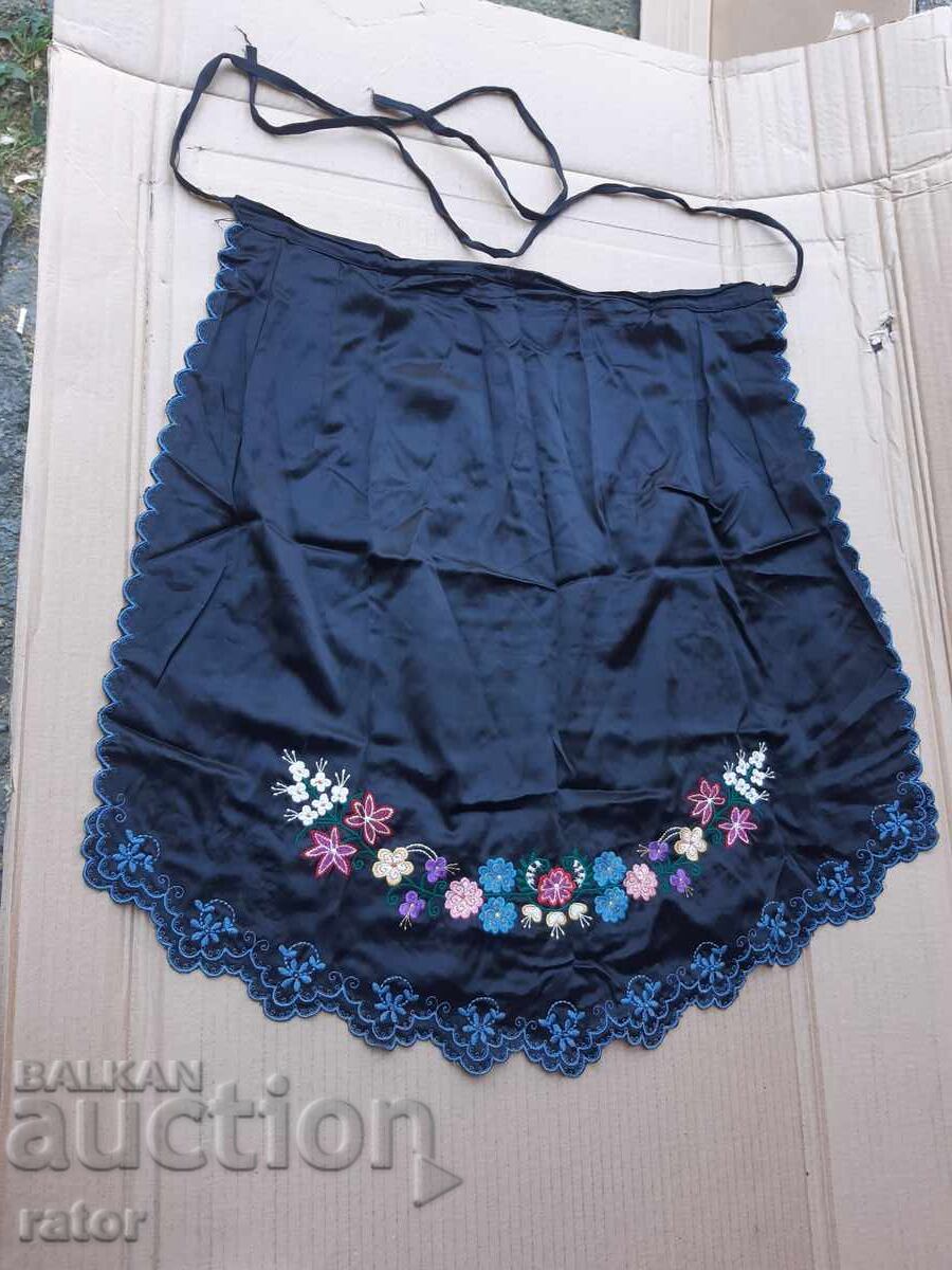 Ποδιά με πολύ κέντημα, παραδοσιακή φορεσιά