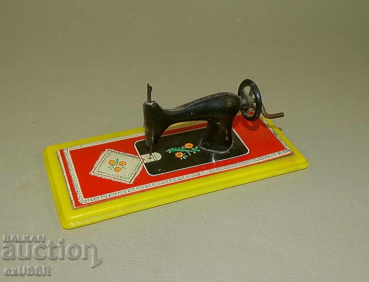 Стара малка играчка шевна машина ,пластмаса и ламарина с цена 30.00 лв. | € 15.34