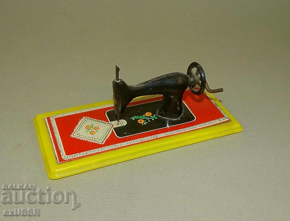 Стара малка играчка шевна машина ,пластмаса и ламарина с цена € 15.34 | 30.00 лв.