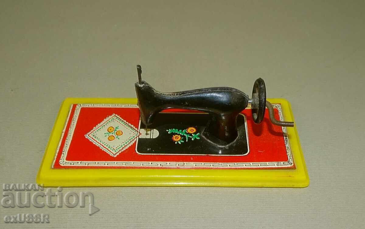 Аукцион Стара малка играчка шевна машина ,пластмаса и ламарина