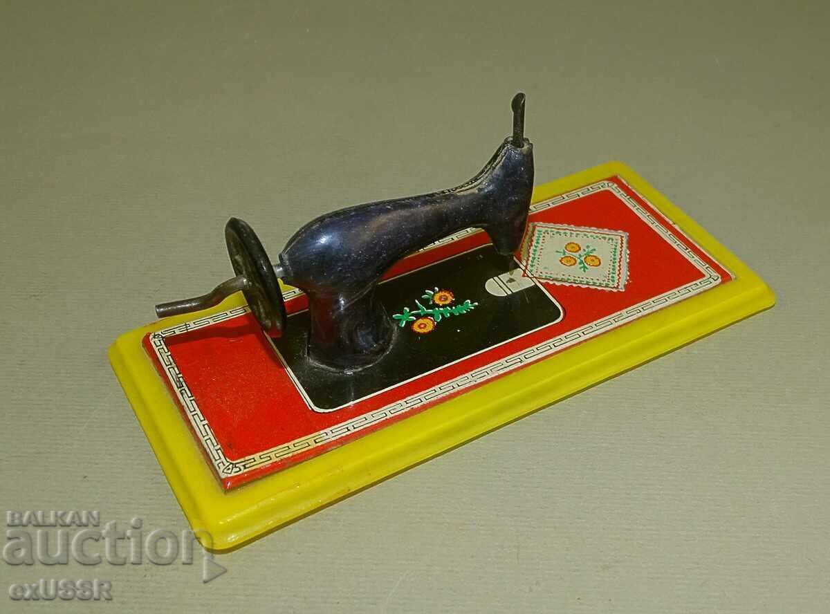 Доставка на Стара малка играчка шевна машина ,пластмаса и ламарина