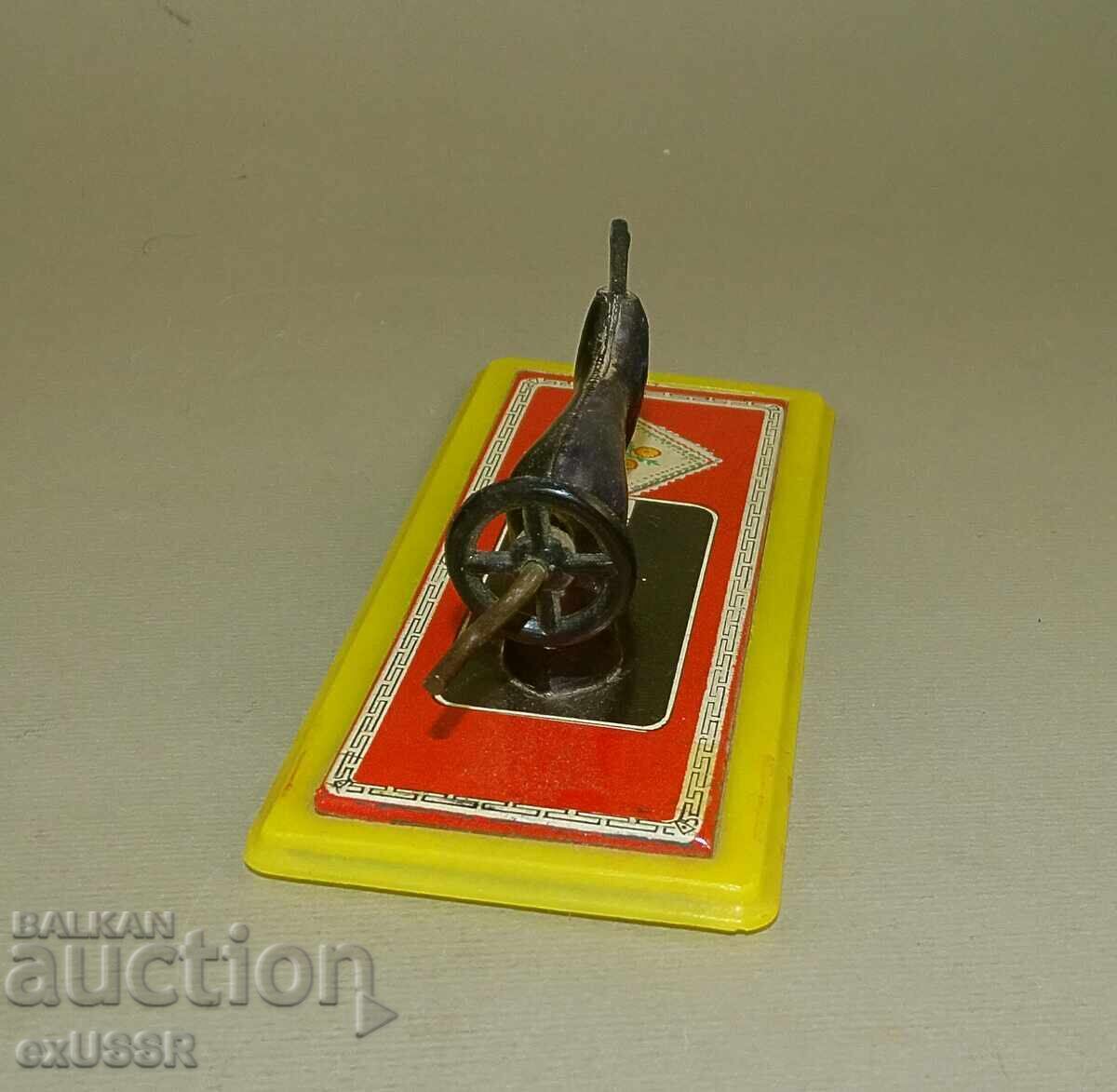 Стара малка играчка шевна машина ,пластмаса и ламарина - 5