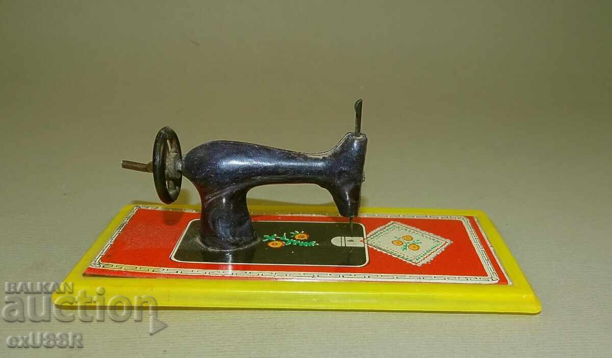 Стара малка играчка шевна машина ,пластмаса и ламарина - 6