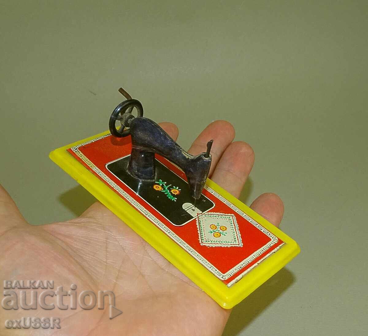 Стара малка играчка шевна машина ,пластмаса и ламарина