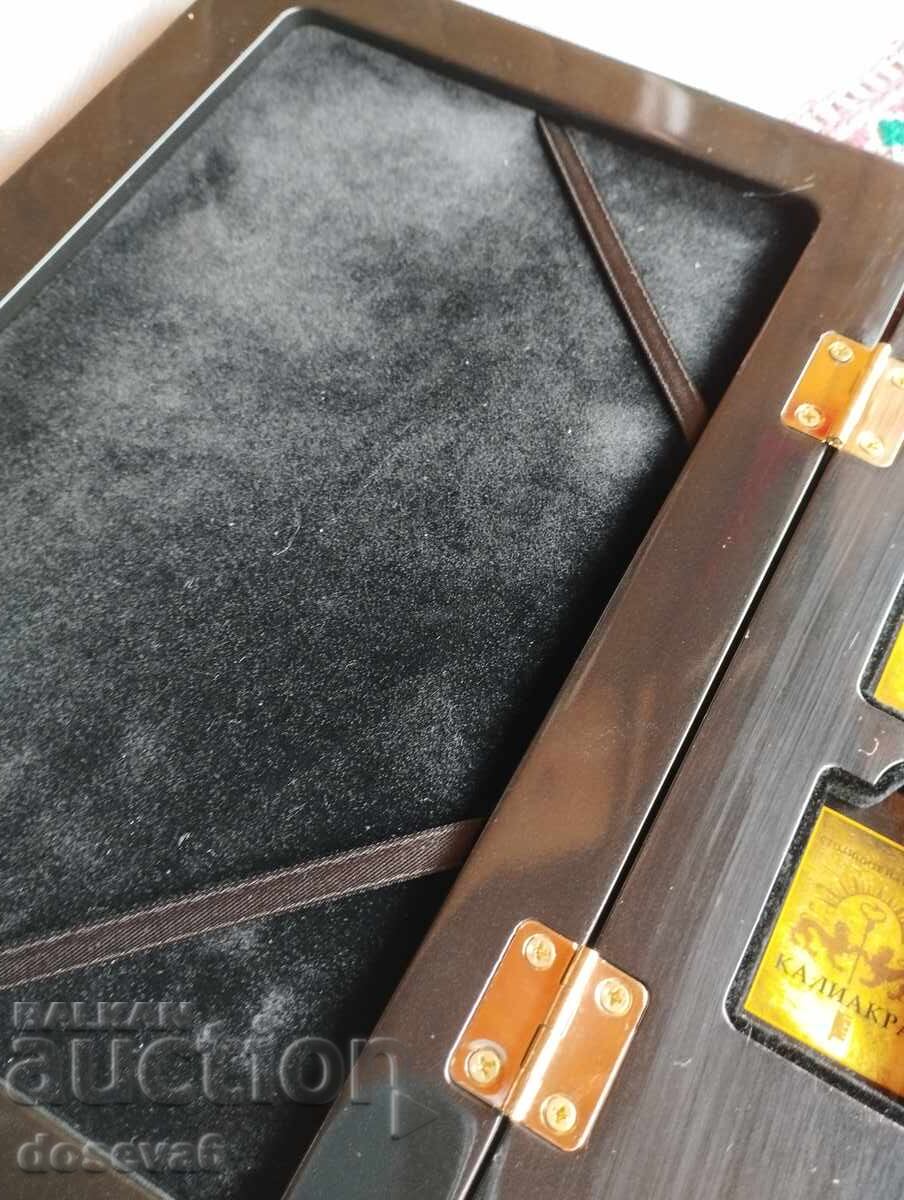 КУТИЯ ЗА 10 ЗЛАТНИ КЮЛЧЕТА! С леки забележки по повърхността с цена 10.00 лв. | € 5.11