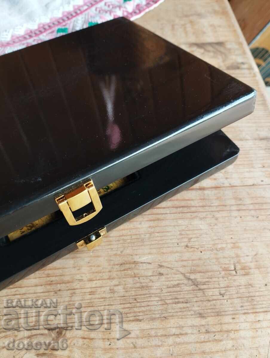 Доставка на КУТИЯ ЗА 10 ЗЛАТНИ КЮЛЧЕТА! С леки забележки по повърхността