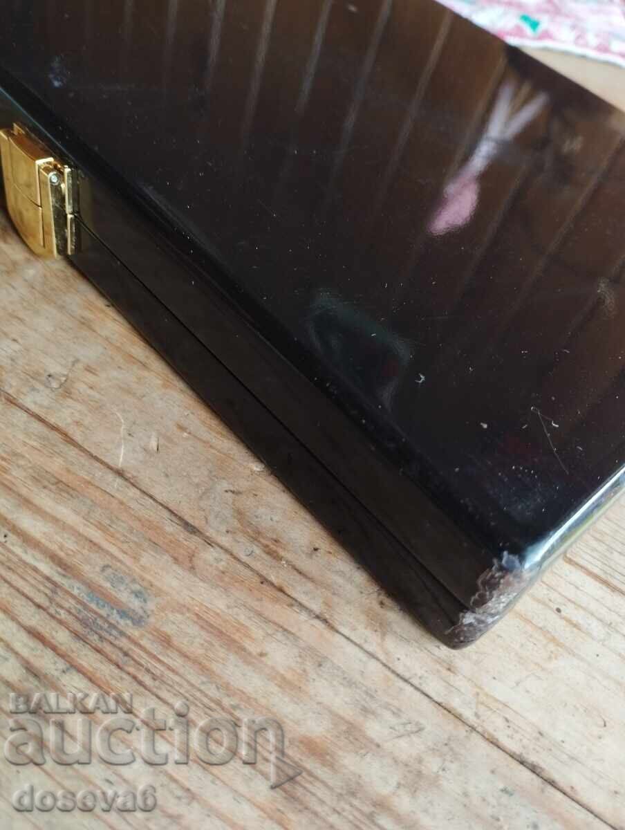 КУТИЯ ЗА 10 ЗЛАТНИ КЮЛЧЕТА! С леки забележки по повърхността - 6