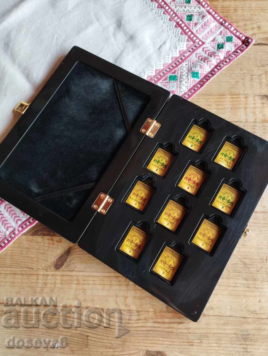 КУТИЯ ЗА 10 ЗЛАТНИ КЮЛЧЕТА! С леки забележки по повърхността