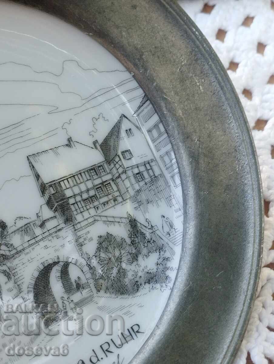 Δημοπρασία Πορσελάνινο πιατάκι σε κασσιτένιο πλαίσιο - 12 εκ