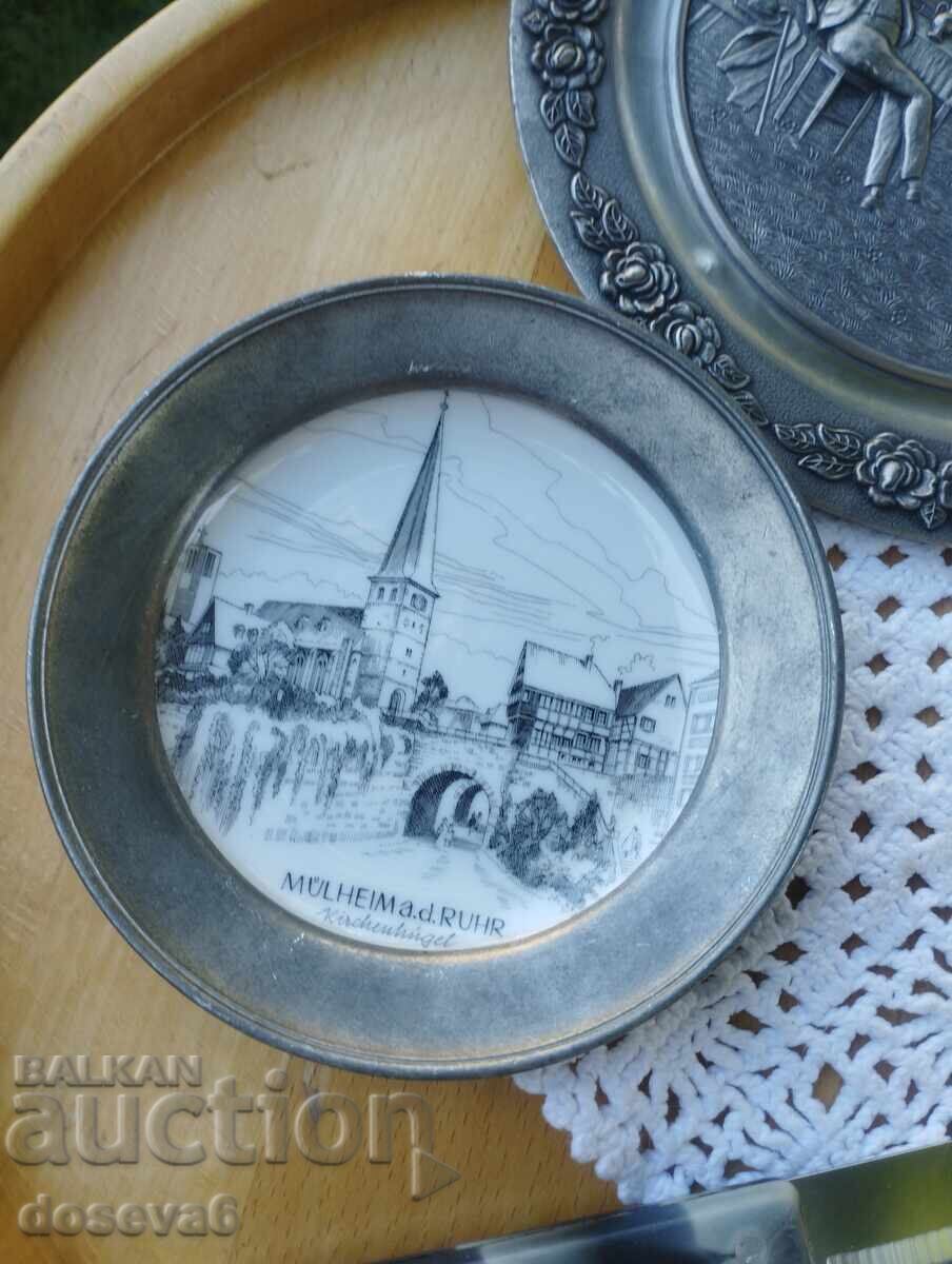 Farfurie de porțelan în ramă de staniu - 12 cm