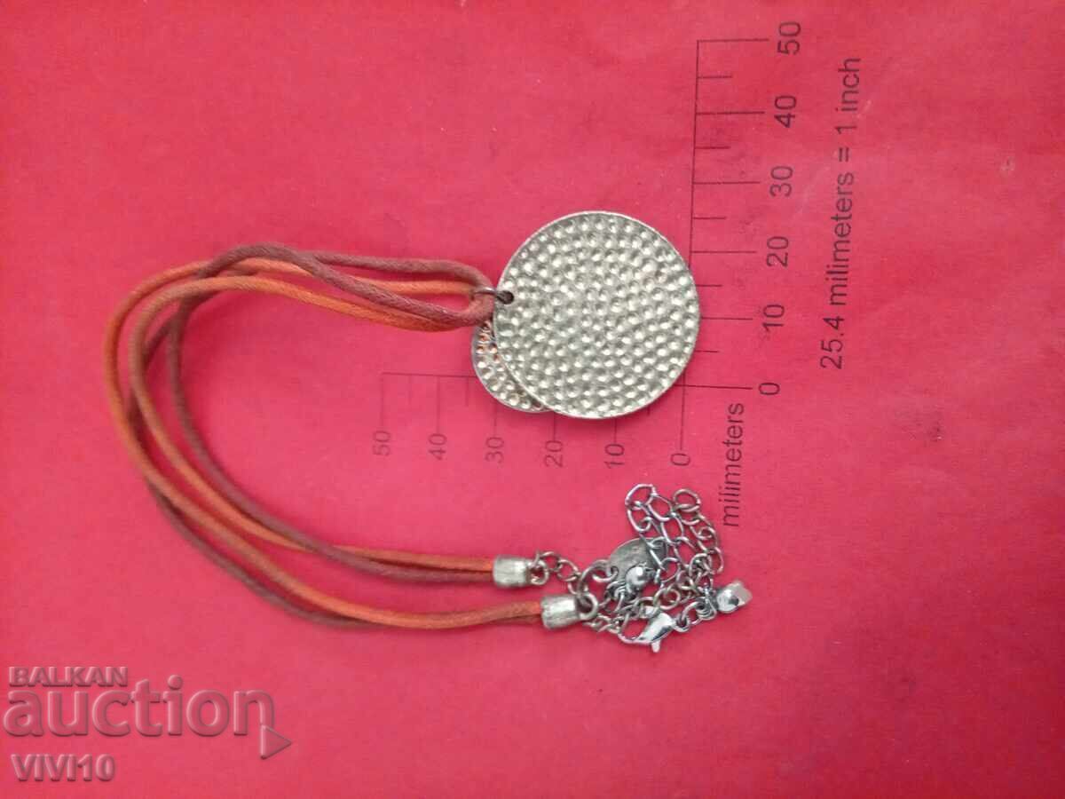 Colier vechi cu email cu preț € 15.00 | 29.34 BGN