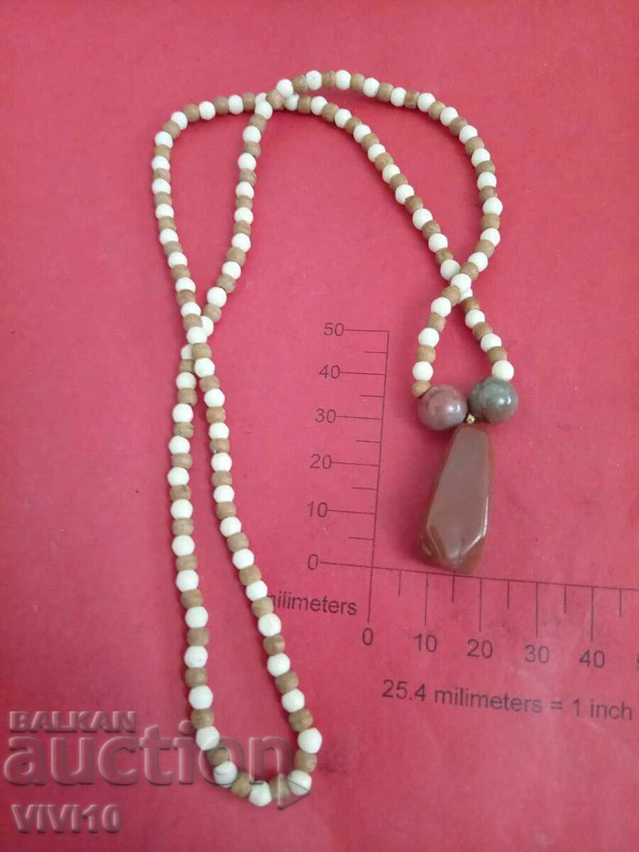 Αρχαίο κολιέ με φυσικά πετράδια με τιμή 40.00 BGN | € 20.45