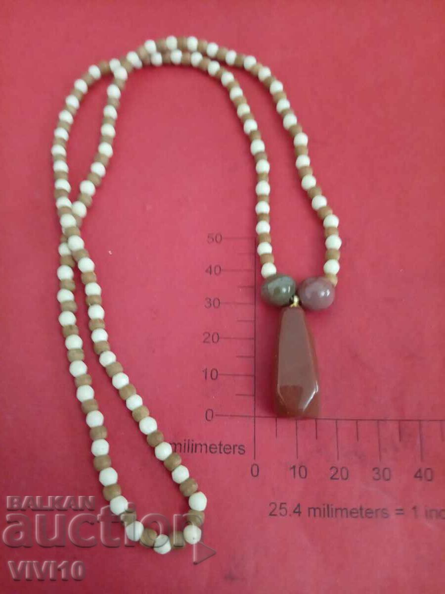 Αρχαίο κολιέ με φυσικά πετράδια