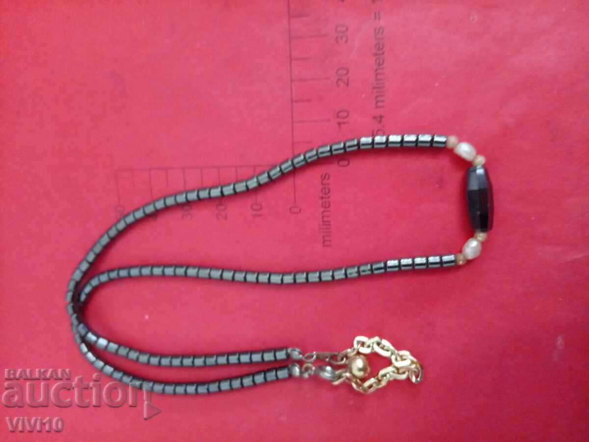 Αρχαίο κολιέ με αιματίτη με τιμή 30.00 BGN | € 15.34