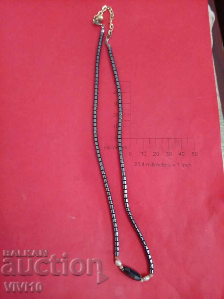 Αρχαίο κολιέ με αιματίτη