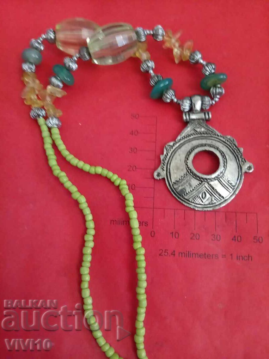 Colier vechi cu jad Colier vechi cu jad