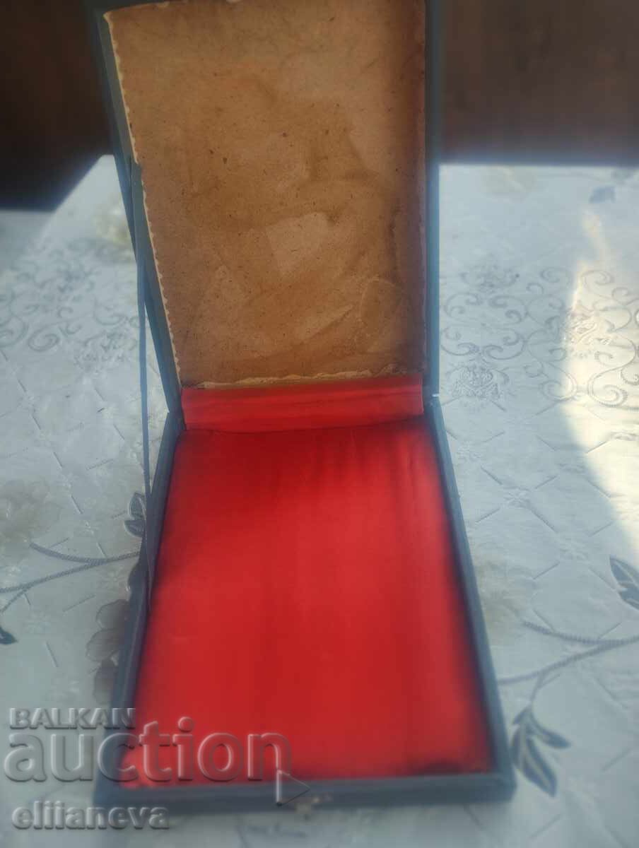 Παλιό κουτί για μαχαιροπήρουνα 30/20εκ με τιμή 25.00 BGN | € 12.78