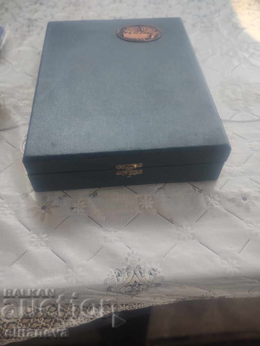 Δημοπρασία Παλιό κουτί για μαχαιροπήρουνα 30/20εκ