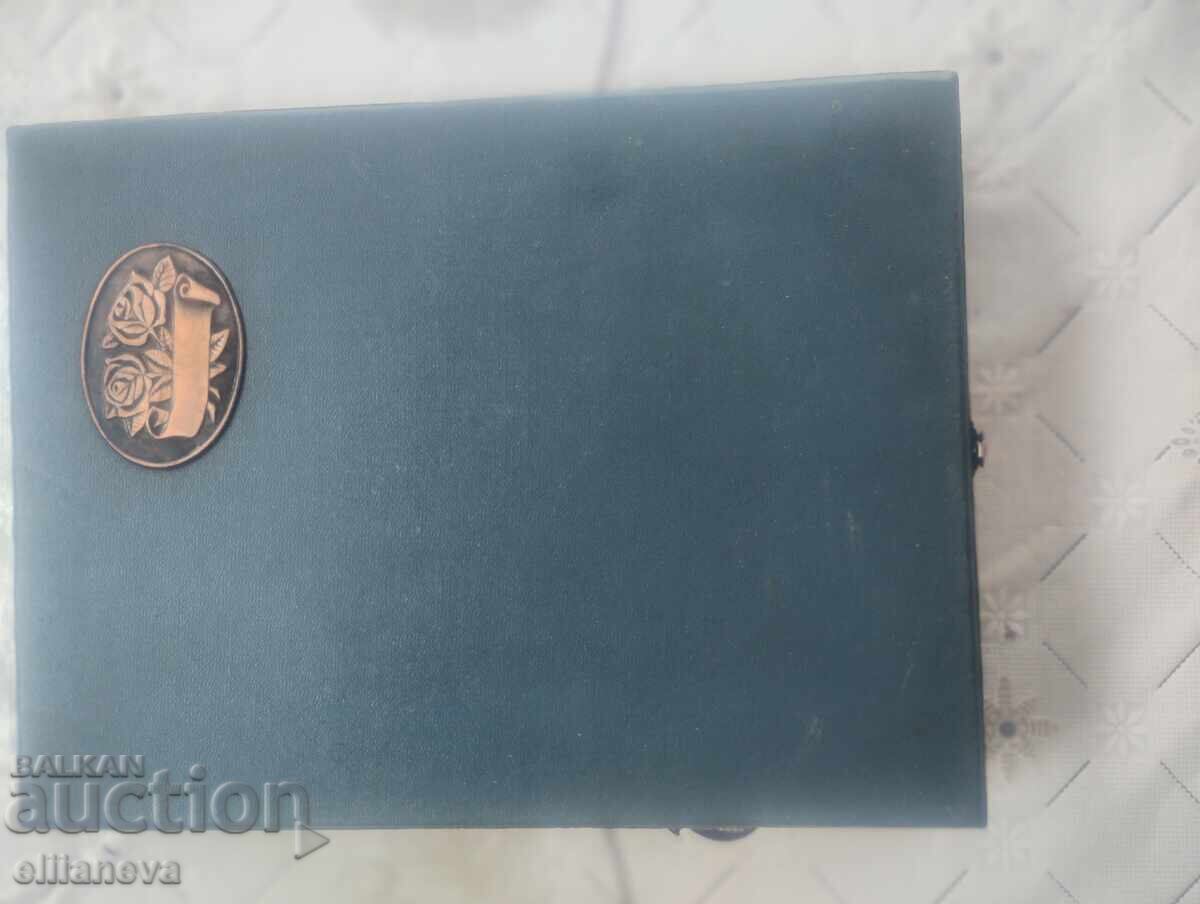 Παράδοση Παλιό κουτί για μαχαιροπήρουνα 30/20εκ