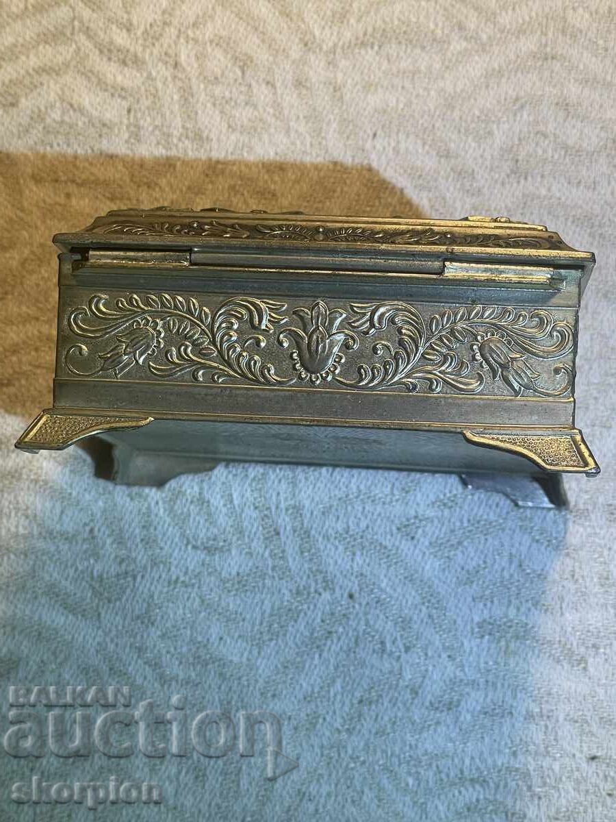 Livrarea Cutie veche pentru bijuterii