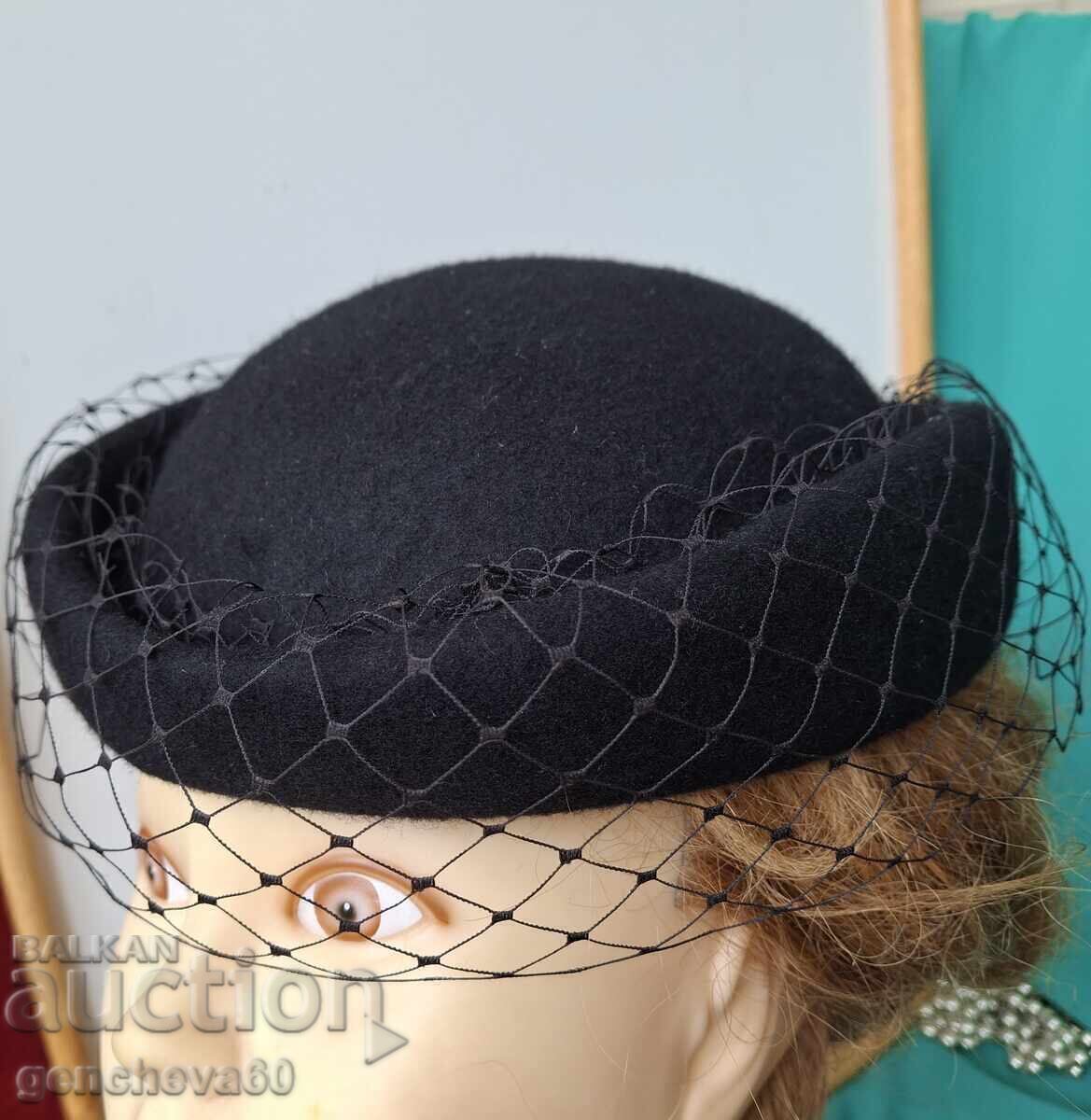 ΑΡΤ ΝΤΕΚΟ μαύρο καπέλο φελτ με βέλο, vintage μοντέλο 100% μαλλί με τιμή 21.00 BGN | € 10.74