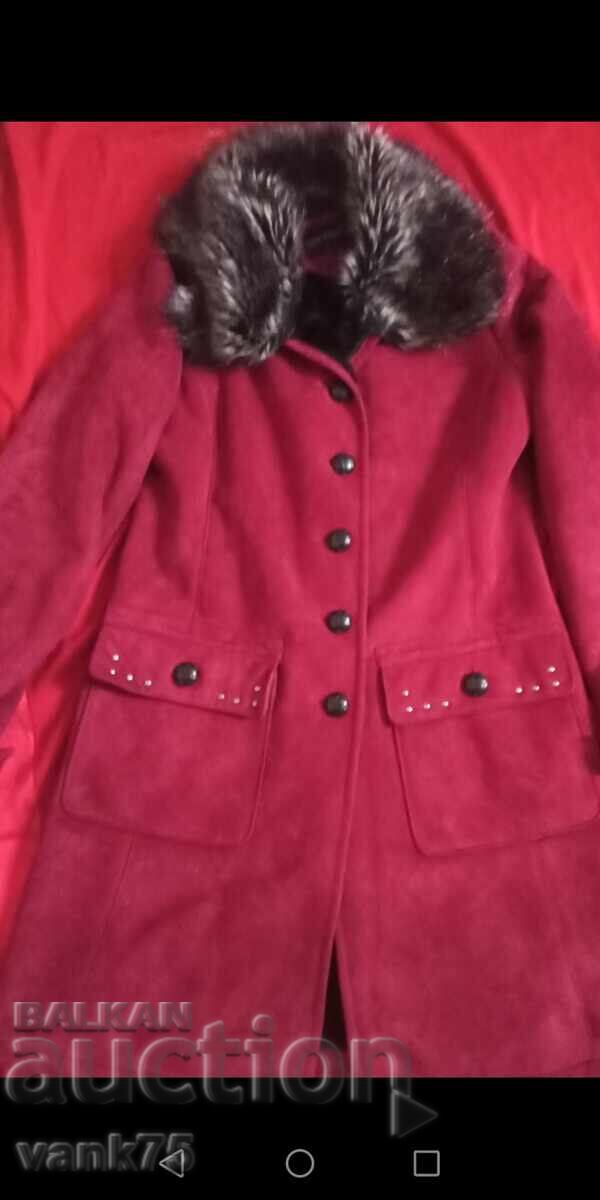 Palton Maro din piele întoarsă naturală, cu blană la interior cu preț 98.00 BGN | € 50.11 Palton Maro din piele întoarsă naturală, cu blană la interior cu preț 98.00 BGN | € 50.11