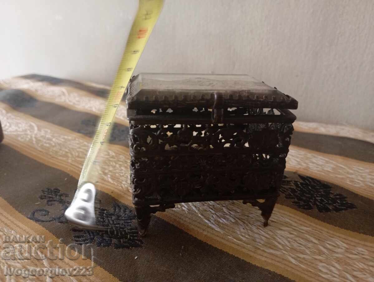 Cutie veche filigranată cu preț 45.00 BGN | € 23.01 Cutie veche filigranată cu preț 45.00 BGN | € 23.01
