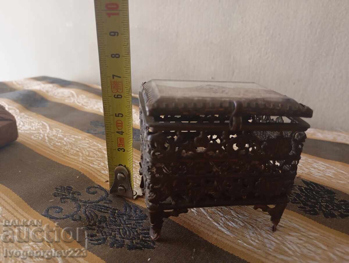 Licitație Cutie veche filigranată Licitație Cutie veche filigranată