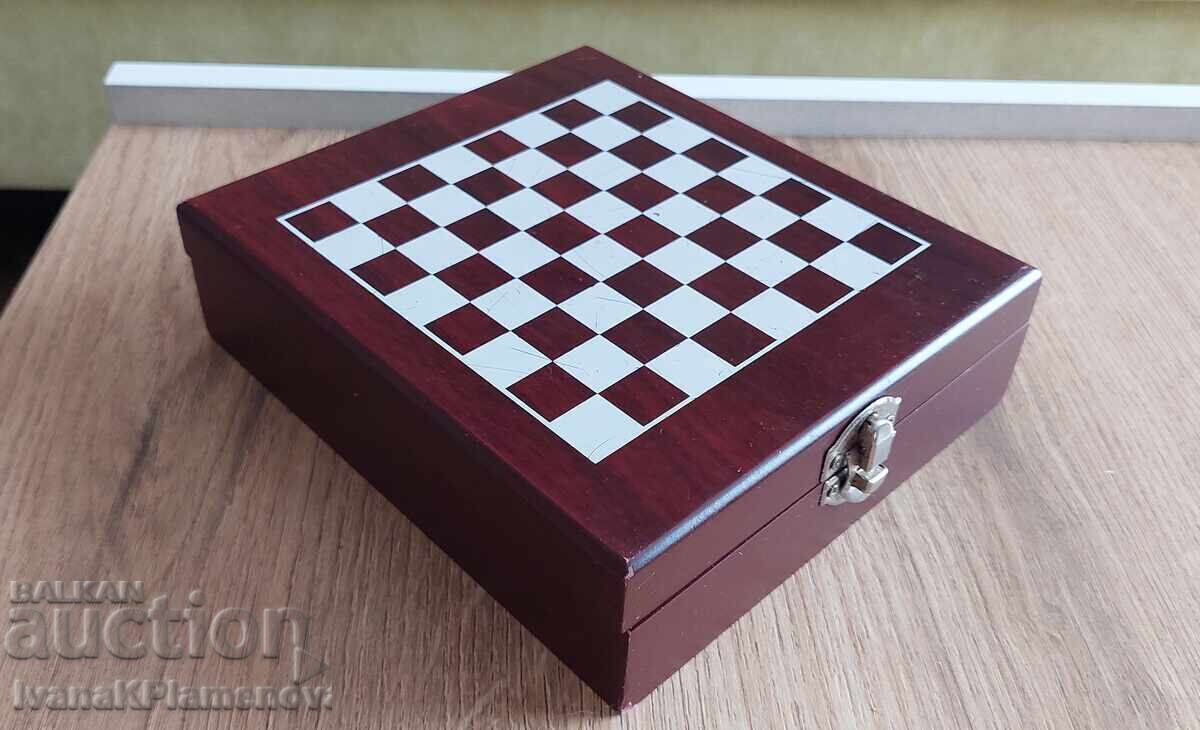 Cutie de șah din lemn pentru colecționari cu preț 18.00 BGN | € 9.20 Cutie de șah din lemn pentru colecționari cu preț 18.00 BGN | € 9.20