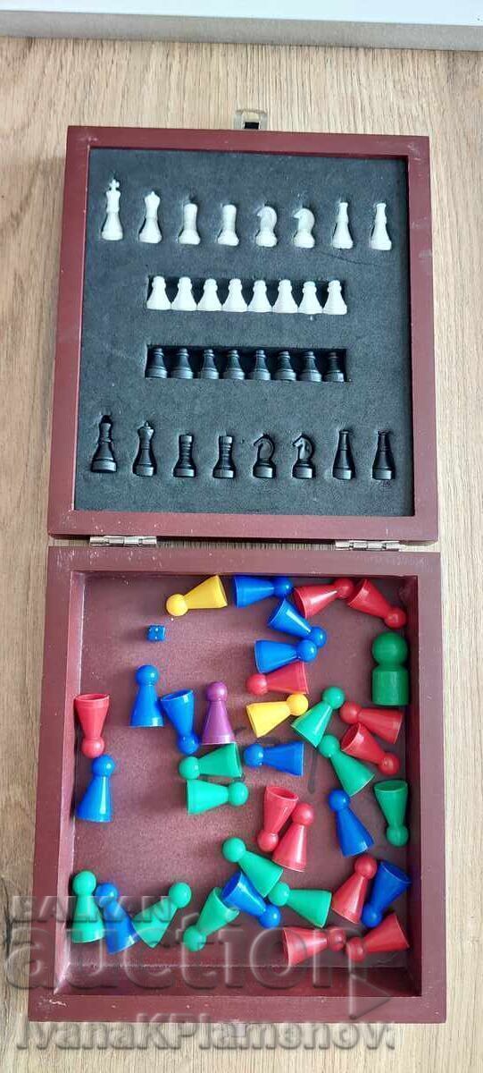 Licitație Cutie de șah din lemn pentru colecționari