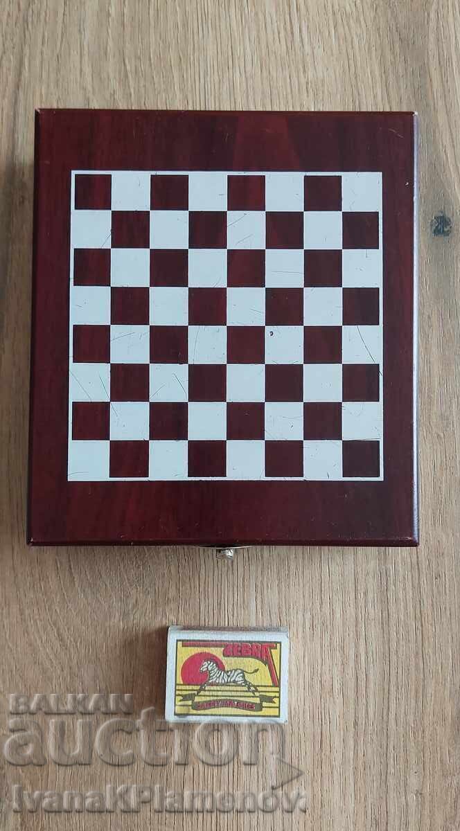 Livrarea Cutie de șah din lemn pentru colecționari