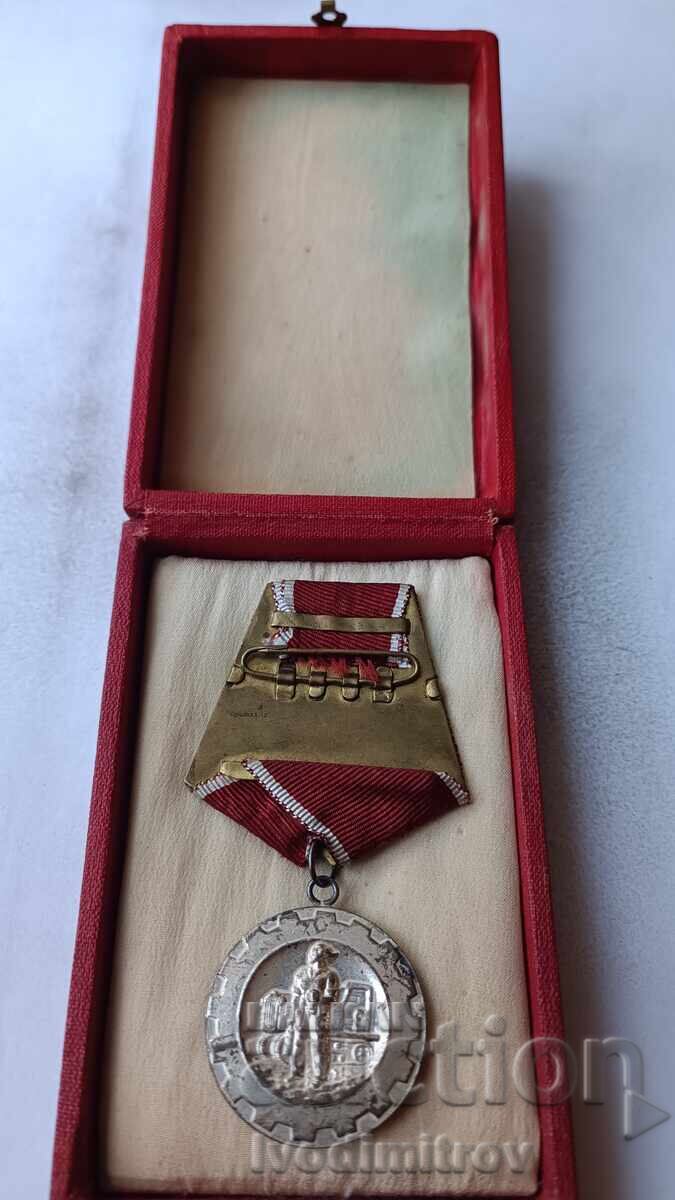 Медал За трудово отличие с цена 24.65 лв. | € 12.60