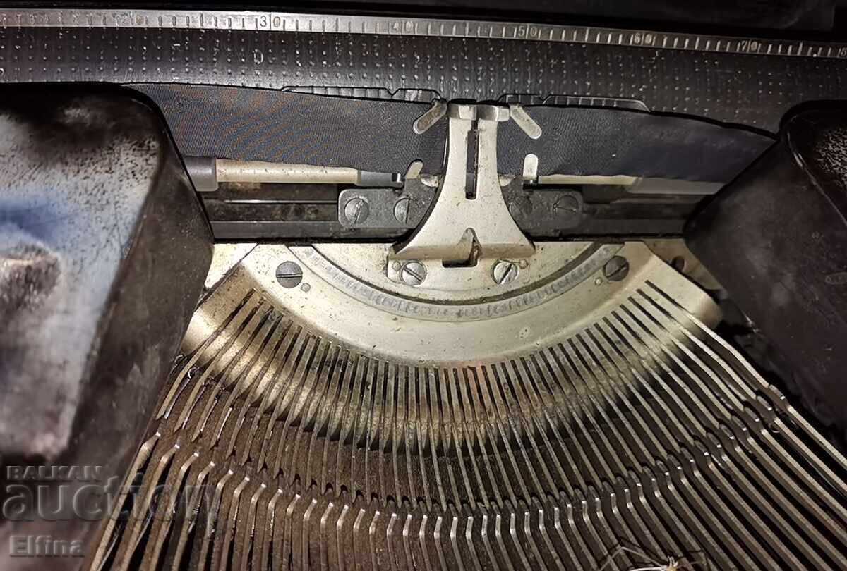 Mașină de scris antică Erika Naumann – 1940 cu preț 350.00 BGN | € 178.95