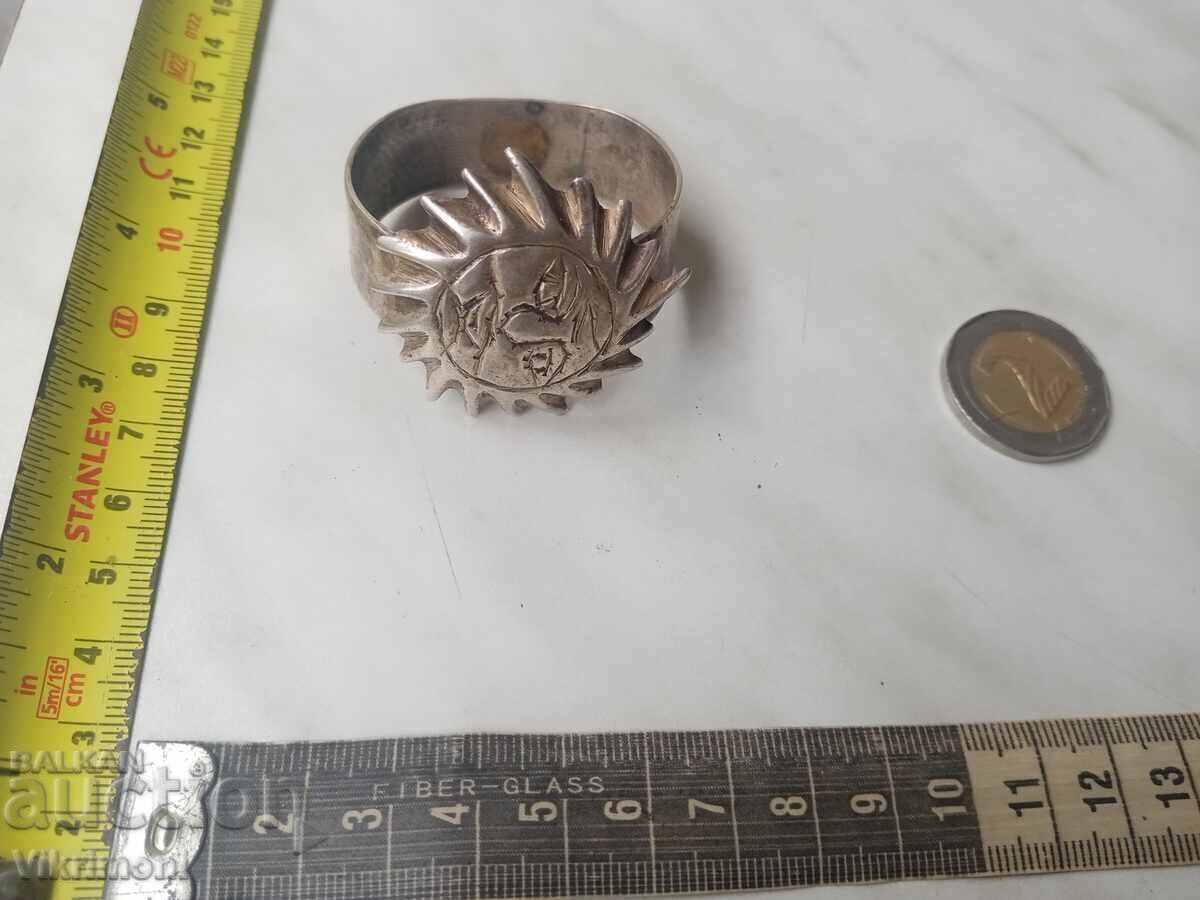 Licitație Bijuterii vechi, forjate, brățară, inel, suport de șervețele, bronz Licitație Bijuterii vechi, forjate, brățară, inel, suport de șervețele, bronz