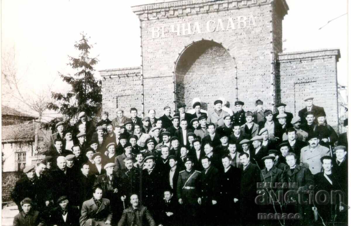 Παλιά καρτ ποστάλ - νέα φωτογραφία - Καζανλάκ, μνημείο του Στάλιου