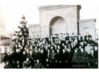 Стара картичка - нова фотография - Казанлък, паметник на Ста