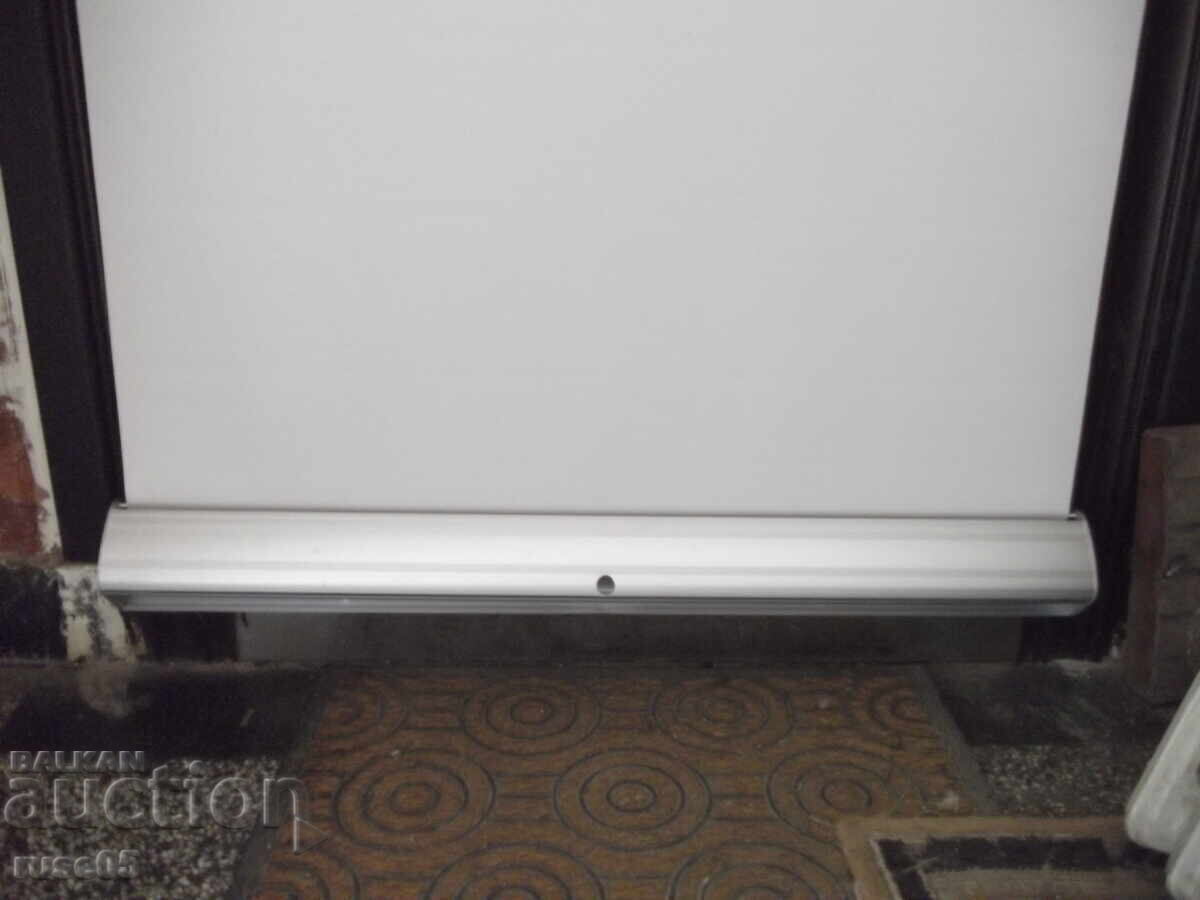 Ecran manual pentru proiector de perete (2000 mm - 840 mm) cu preț 50.00 BGN | € 25.56