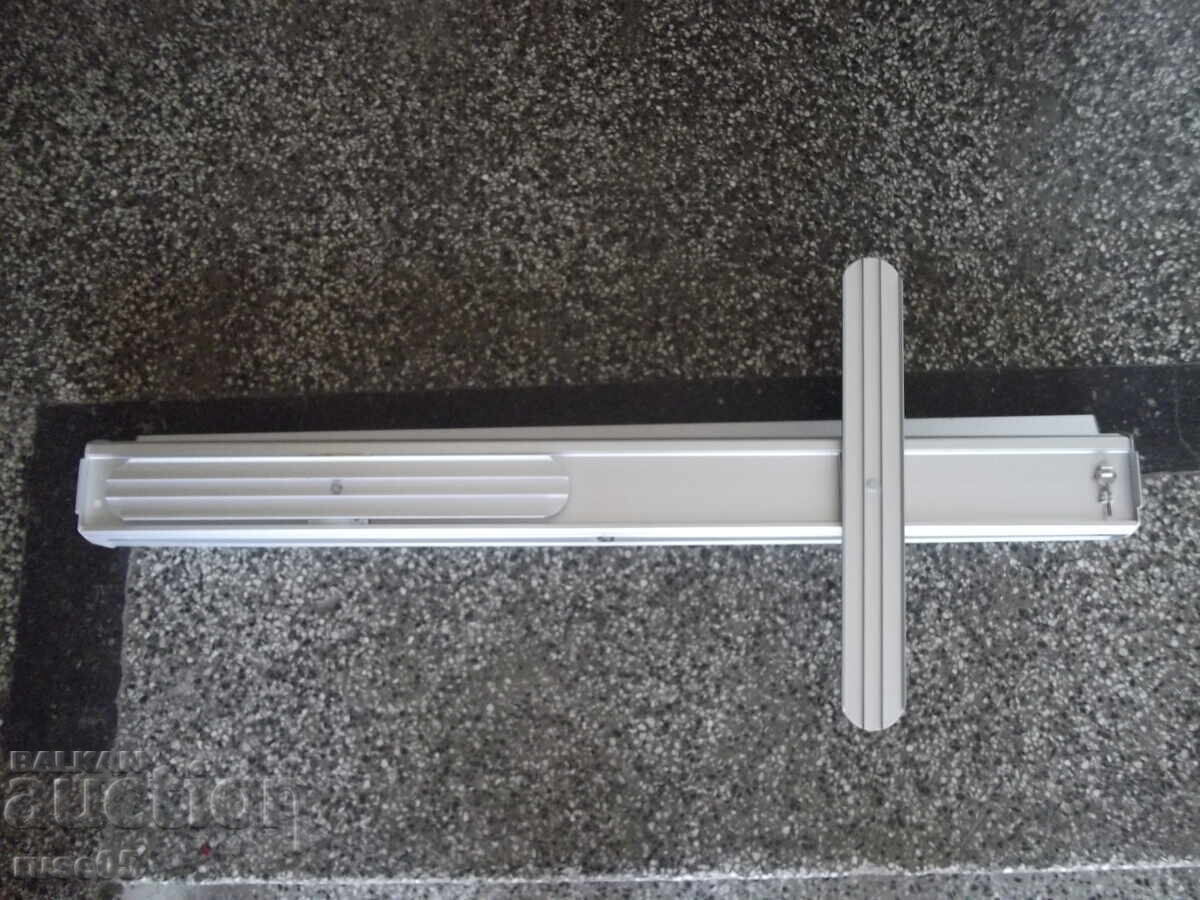 Livrarea Ecran manual pentru proiector de perete (2000 mm - 840 mm)