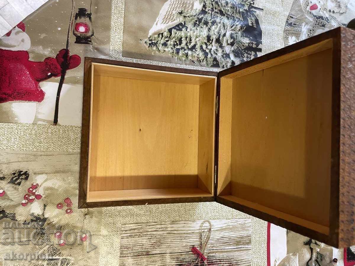 Cutie veche din lemn cu preț 20.00 BGN | € 10.23 Cutie veche din lemn cu preț 20.00 BGN | € 10.23