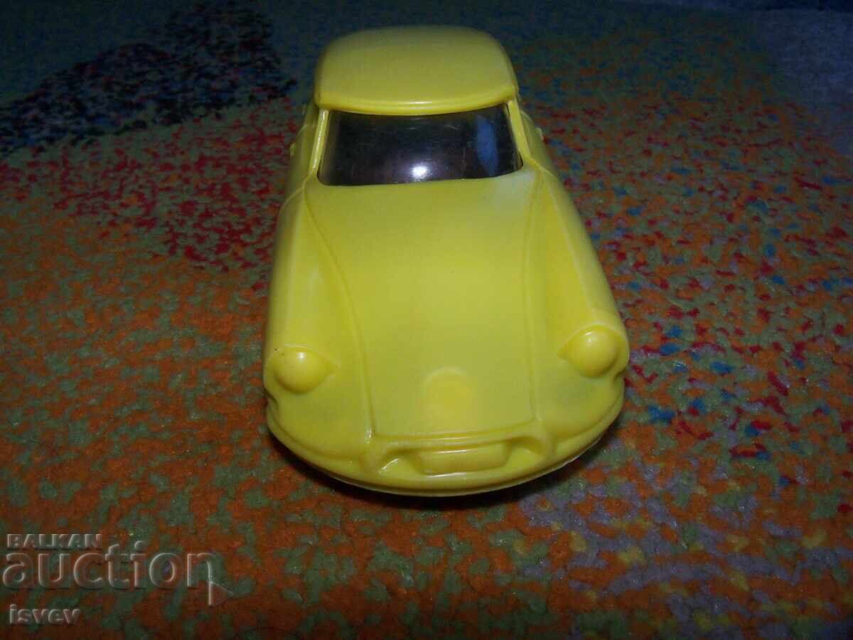 Veche mașinuță de plastic cu motor inerțial, jucărie sovietică cu preț 28.00 BGN | € 14.32 Veche mașinuță de plastic cu motor inerțial, jucărie sovietică cu preț 28.00 BGN | € 14.32
