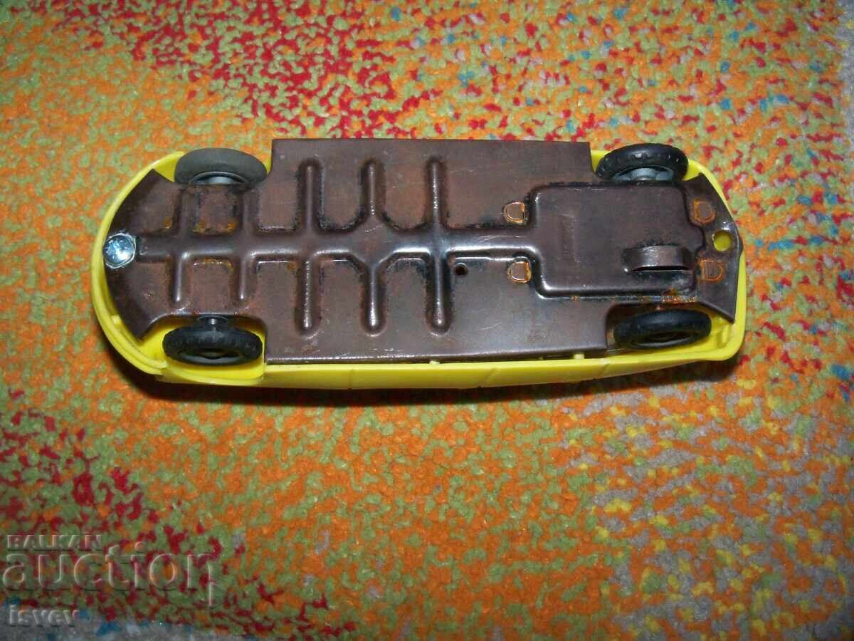 Livrarea Veche mașinuță de plastic cu motor inerțial, jucărie sovietică Livrarea Veche mașinuță de plastic cu motor inerțial, jucărie sovietică