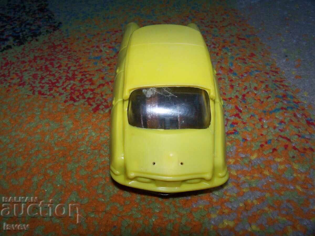 Veche mașinuță de plastic cu motor inerțial, jucărie sovietică - 5 Veche mașinuță de plastic cu motor inerțial, jucărie sovietică - 5