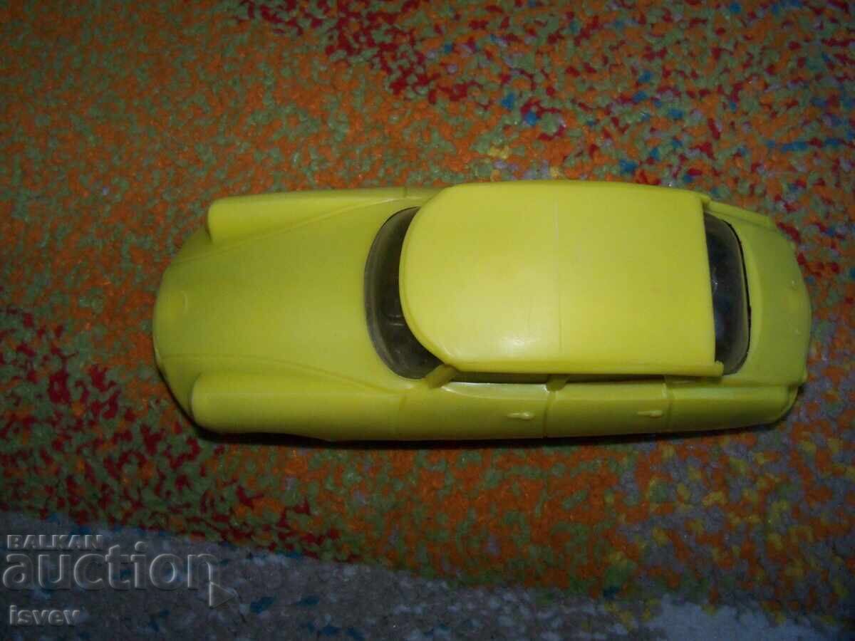Veche mașinuță de plastic cu motor inerțial, jucărie sovietică - 6 Veche mașinuță de plastic cu motor inerțial, jucărie sovietică - 6