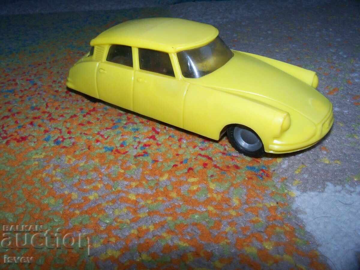 Veche mașinuță de plastic cu motor inerțial, jucărie sovietică - 7 Veche mașinuță de plastic cu motor inerțial, jucărie sovietică - 7