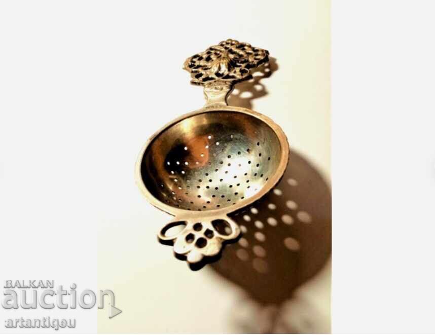 Παράδοση Αρχαίο μεταλλικό σουρωτήρι τελετουργίας από τις αρχές του 20ού αιώνα