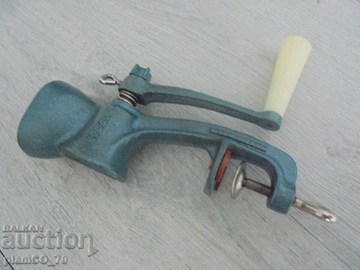 №*8120 стара ръчна мелничка за кафе/подправки/семена -IDEAL с цена 30.00 лв. | € 15.34