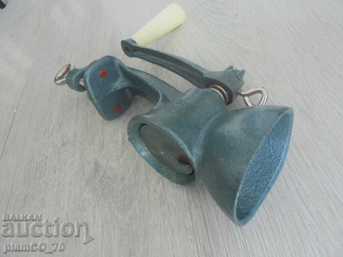 Аукцион №*8120 стара ръчна мелничка за кафе/подправки/семена -IDEAL