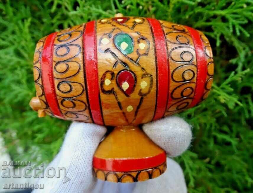 Butoi mini din lemn lucrat manual, comunist, vintage cu preț € 14.00 | 27.38 BGN Butoi mini din lemn lucrat manual, comunist, vintage cu preț € 14.00 | 27.38 BGN