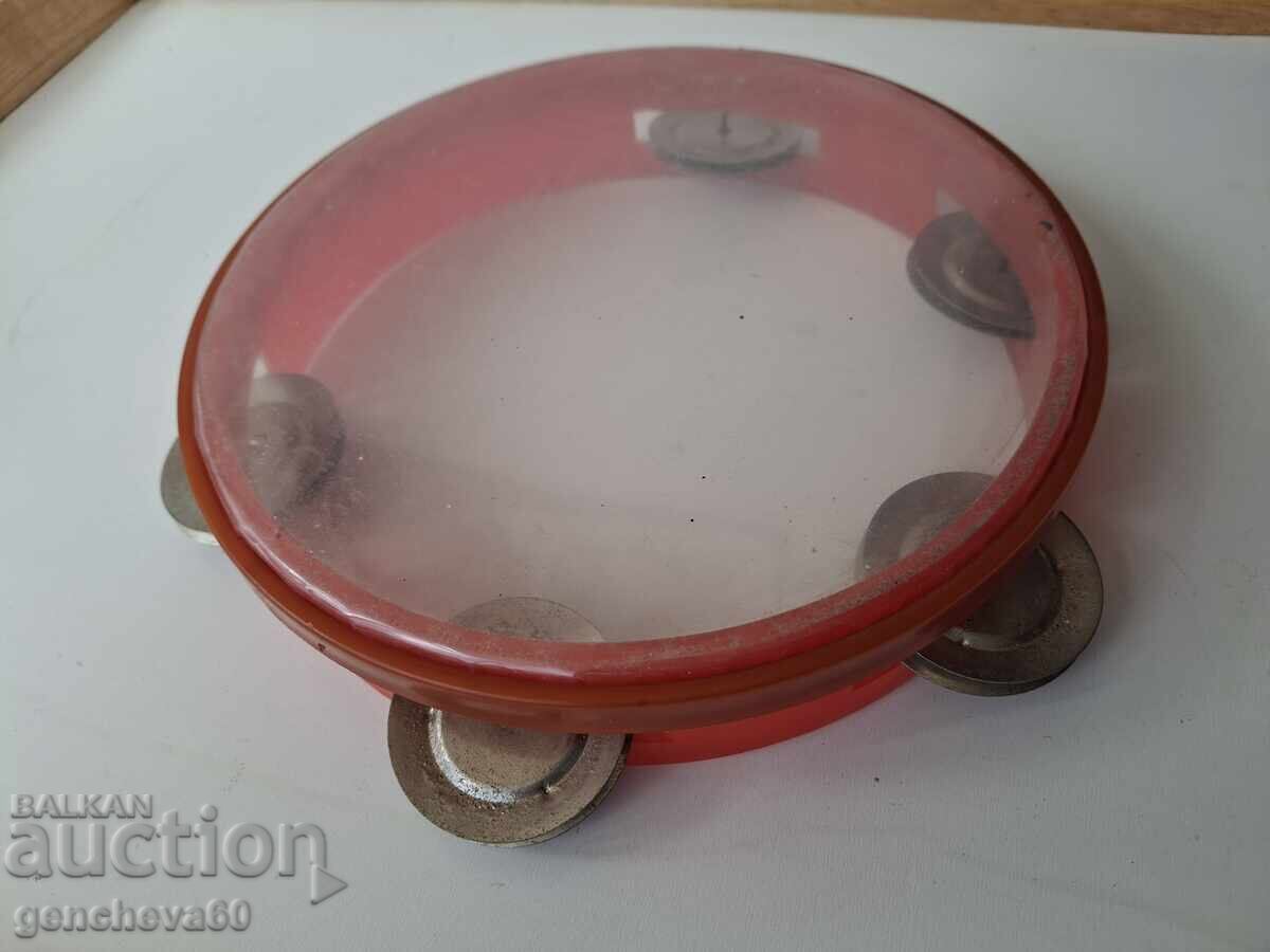 Jucărie muzicală veche pentru copii, tamburină cu preț 15.00 BGN | € 7.67 Jucărie muzicală veche pentru copii, tamburină cu preț 15.00 BGN | € 7.67